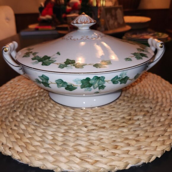 Hendera Round Covered Vegetable Dish by Wentworth Ivy Pattern with Lid - Picture 2 of 11
